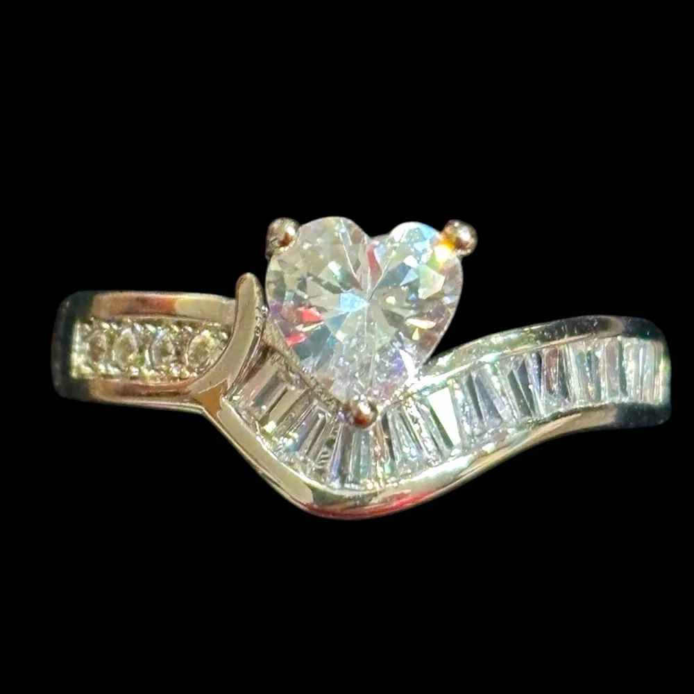 💥2/$24 or 3/$30💥 Crystal heart ring with inlaid baguettes . Sz 7. NWT